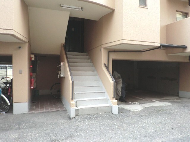 物件外観写真2　(エントランス部分)