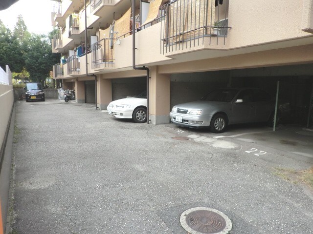 物件外観写真3　(駐車場)