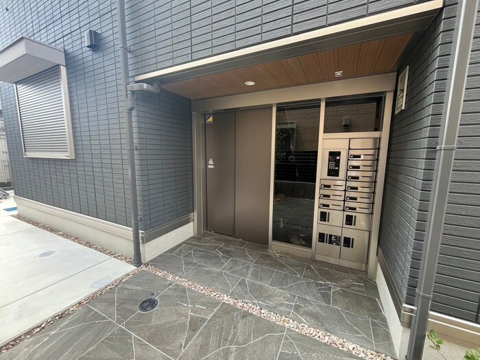 物件外観写真4　(エントランス部分)