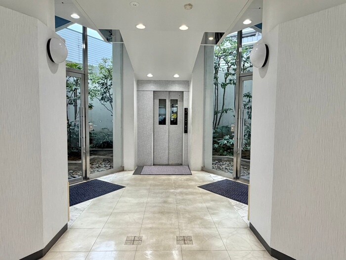 物件外観写真3　(エントランス部分)