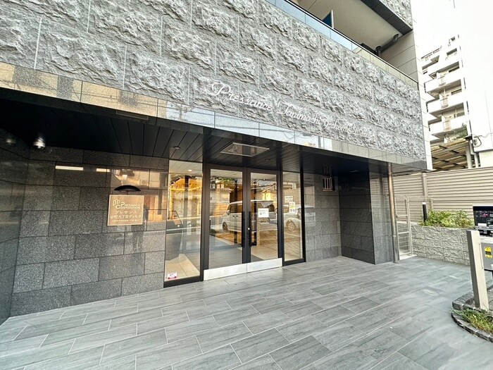 物件外観写真2　(エントランス部分)