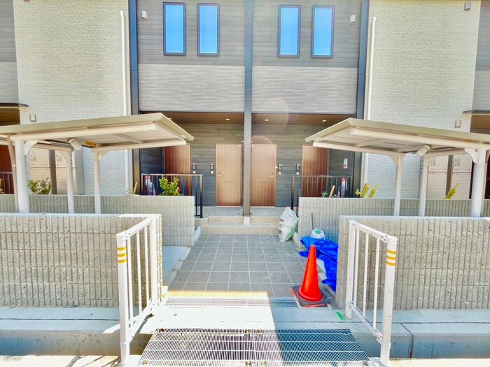 物件外観写真6　(エントランス部分)