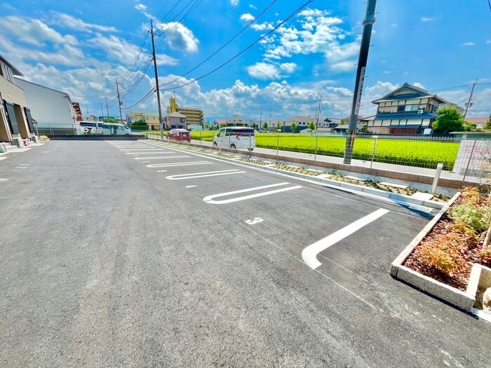 物件外観写真6　(駐車場)