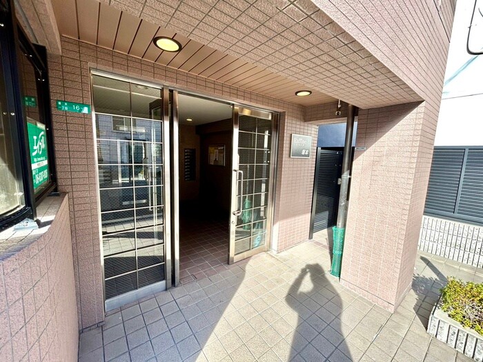 物件外観写真2　(エントランス部分)