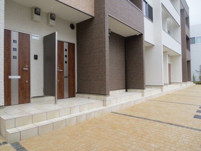物件外観写真2　(エントランス部分)