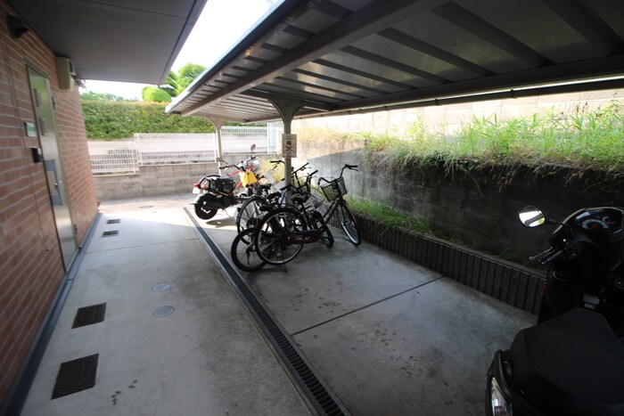 物件外観写真5　(駐輪場)