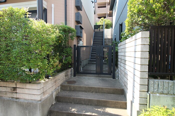 物件外観写真5　(エントランス部分)
