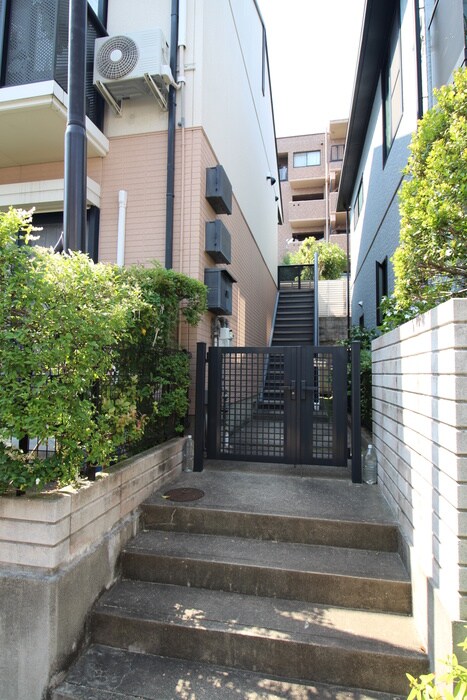 物件外観写真6　(エントランス部分)