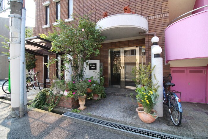 物件外観写真2　(エントランス部分)