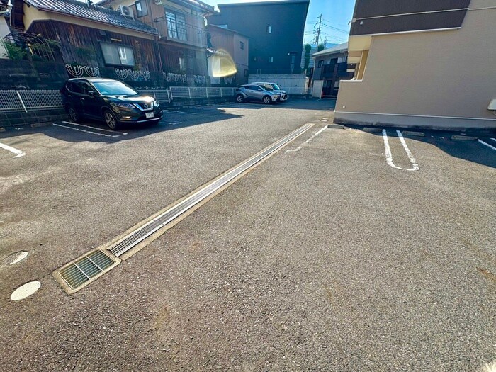 物件外観写真3　(駐車場)