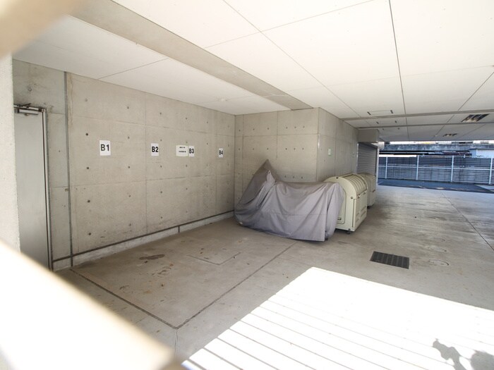 物件外観写真6　(バイク置き場)