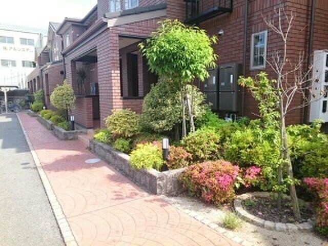 物件外観写真2　(エントランス部分)