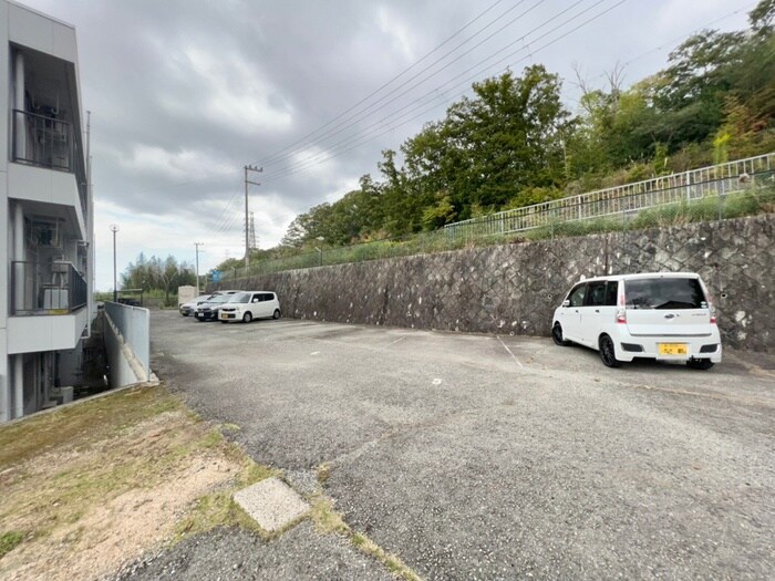 物件外観写真3　(駐車場)