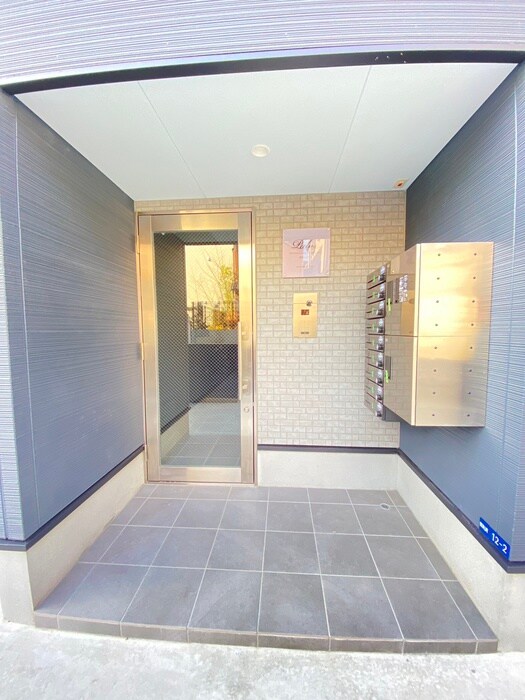 物件外観写真4　(エントランス部分)