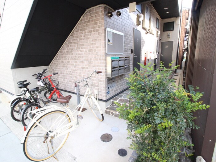 物件外観写真3　(エントランス部分)