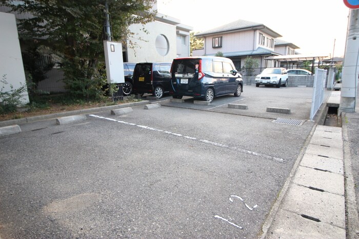 物件外観写真5　(駐車場)