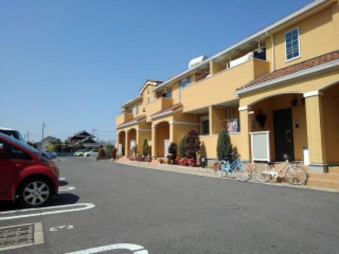 物件外観写真2　(駐車場)