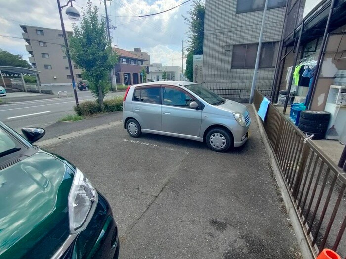 物件外観写真2　(駐車場)