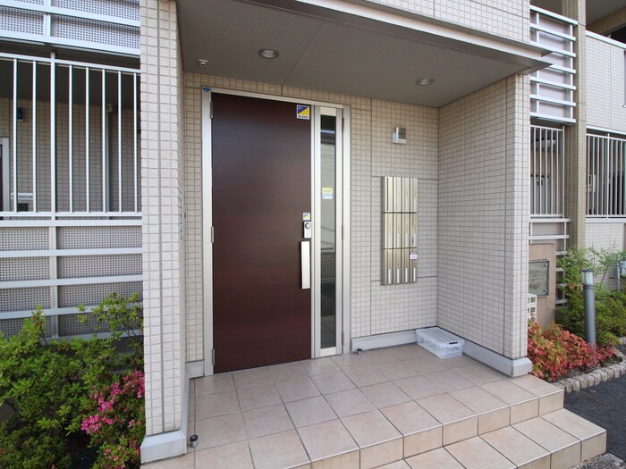 物件外観写真2　(エントランス部分)