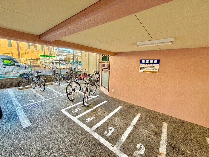 物件外観写真5　(駐輪場)