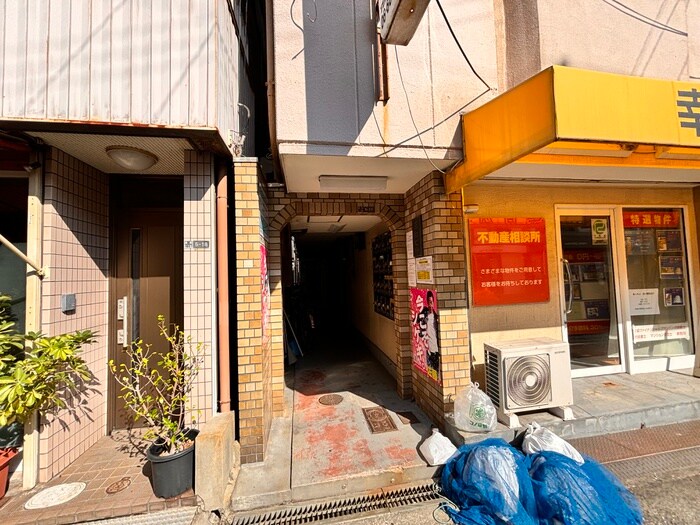 物件外観写真2　(エントランス部分)