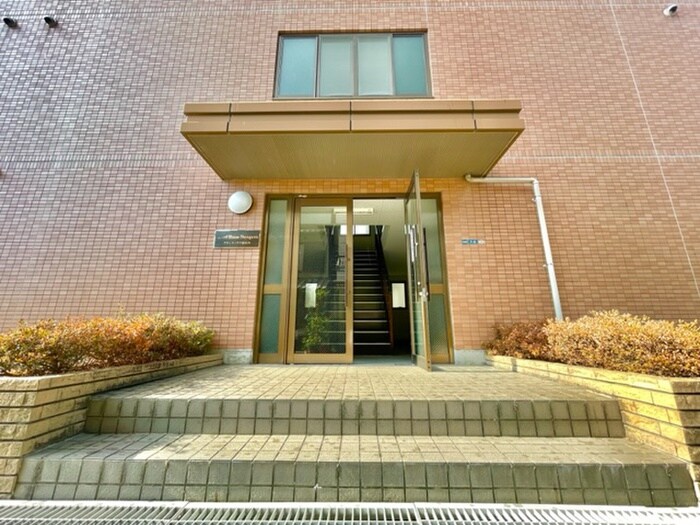 物件外観写真2　(エントランス部分)