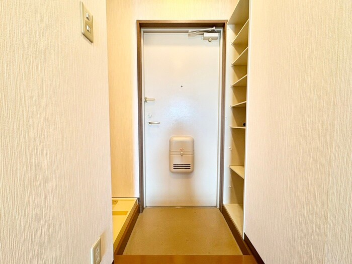 物件内観写真16　(玄関)
