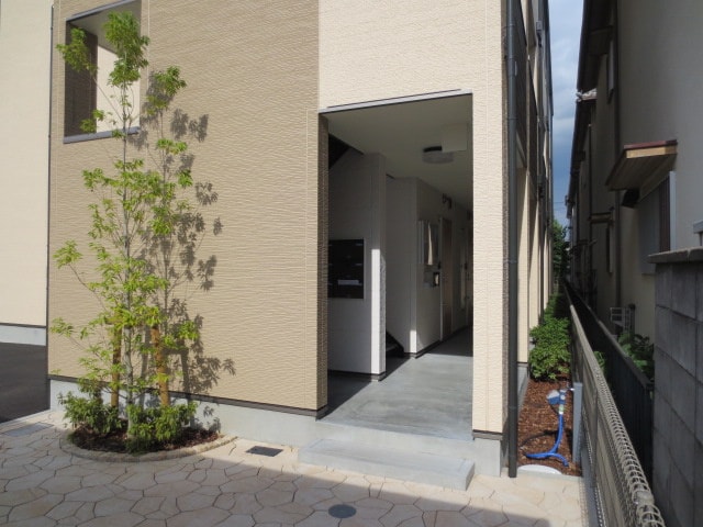 物件外観写真2　(エントランス部分)