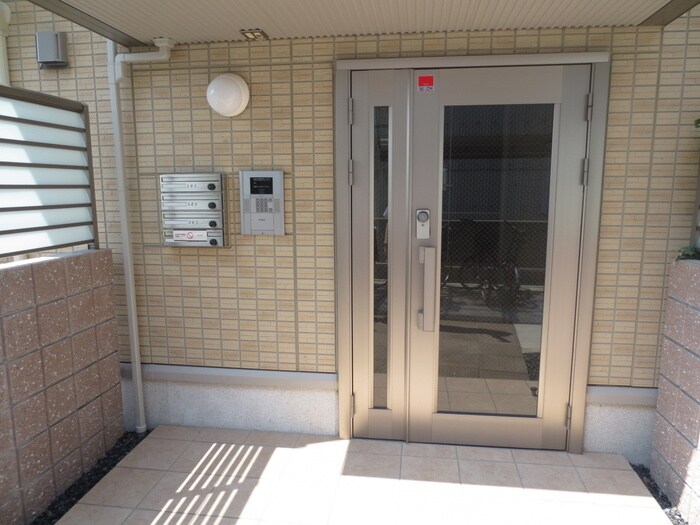 物件外観写真2　(エントランス部分)