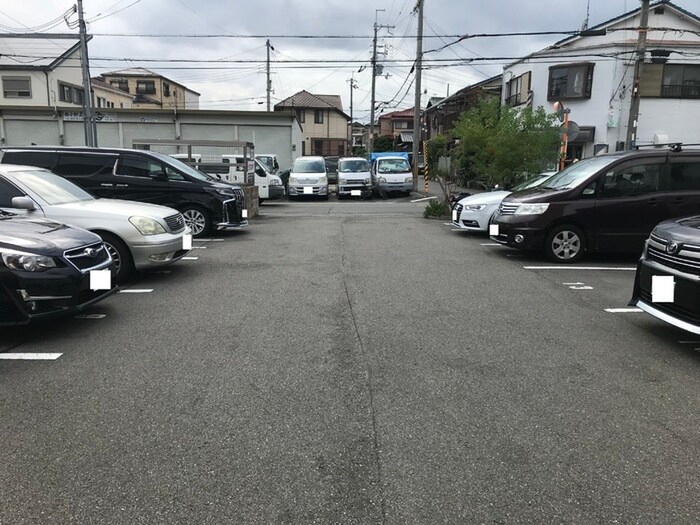 物件外観写真4　(駐車場)