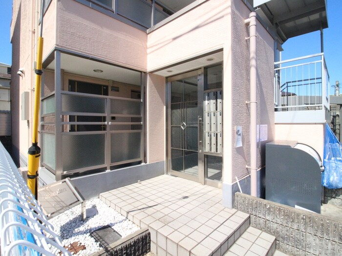 物件外観写真2　(エントランス部分)