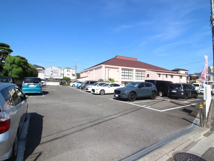 物件外観写真3　(駐車場)