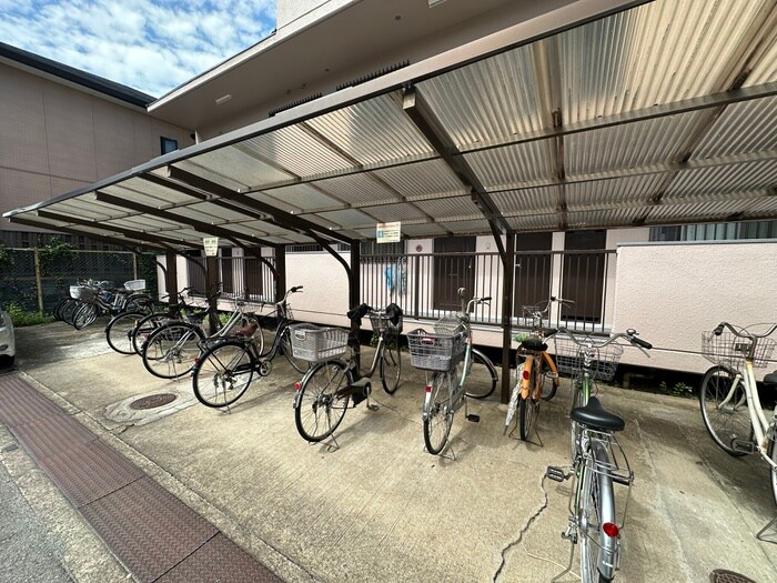 物件外観写真4　(駐輪場)