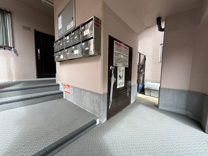 物件外観写真5　(エントランス部分)