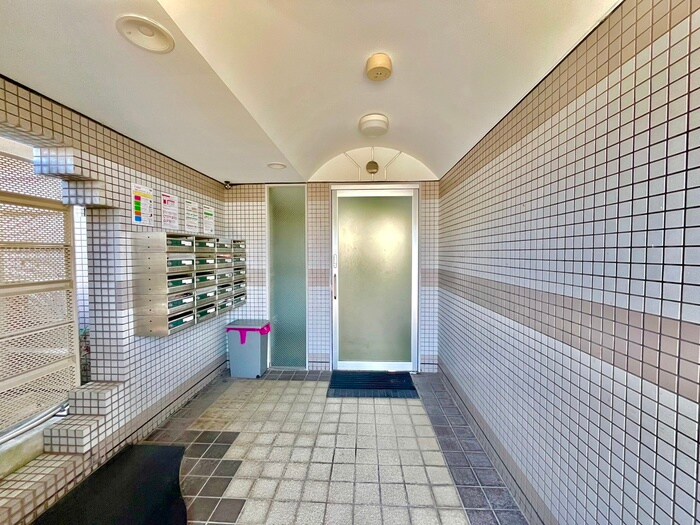 物件外観写真4　(エントランス部分)