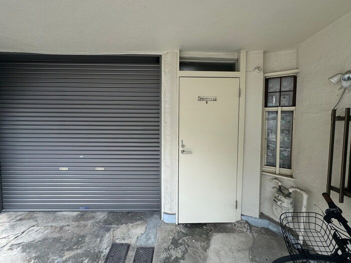 物件外観写真4　(エントランス部分)