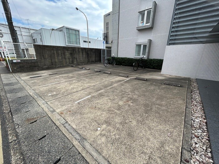 物件外観写真2　(駐車場)