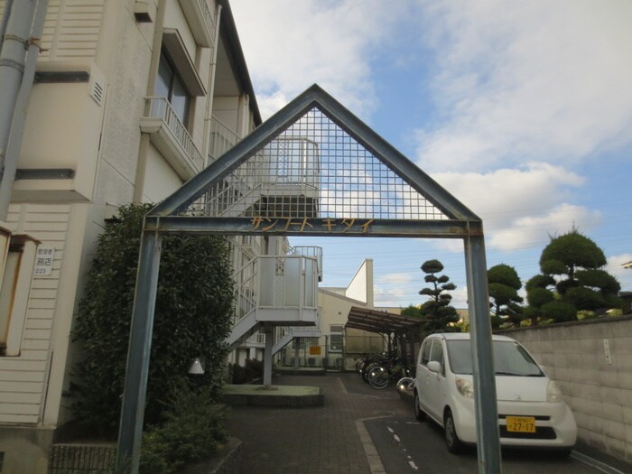 物件外観写真2　(エントランス部分)