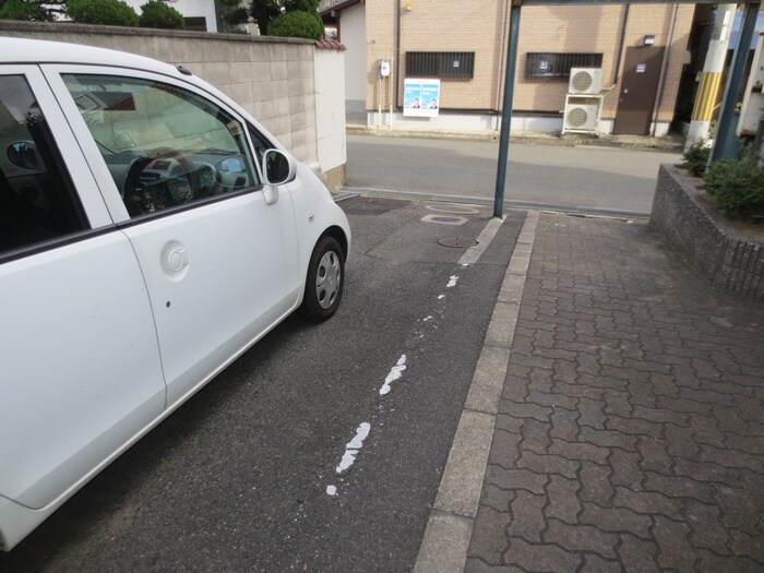 物件外観写真5　(駐車場)