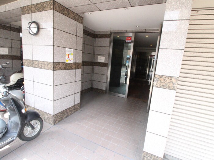 物件外観写真2　(エントランス部分)