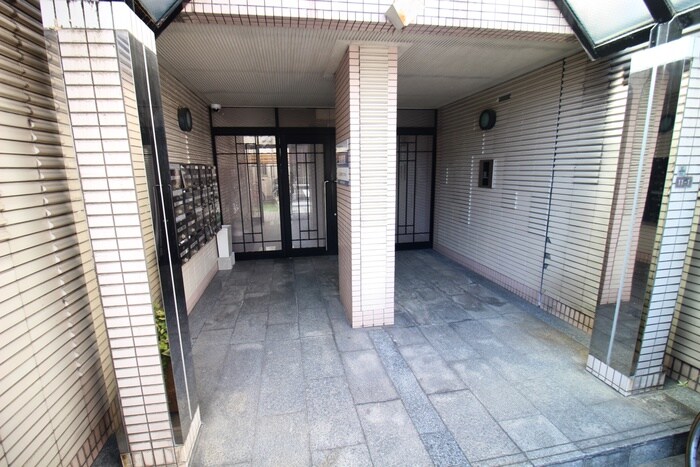 物件外観写真2　(エントランス部分)