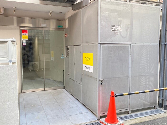 物件外観写真3　(エントランス部分)