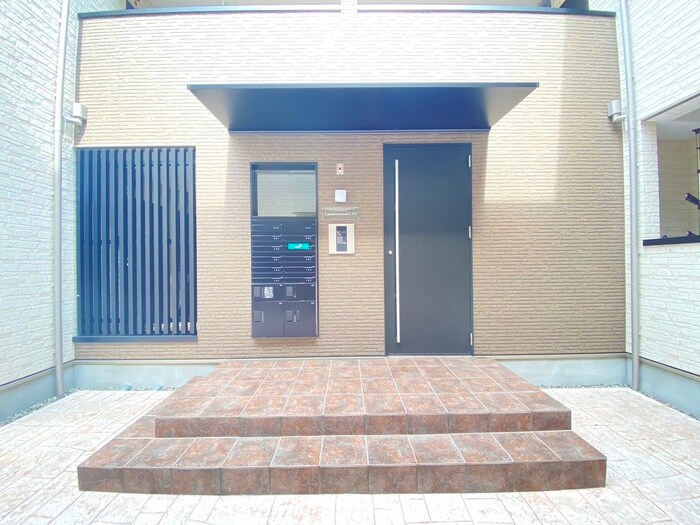 物件外観写真2　(エントランス部分)