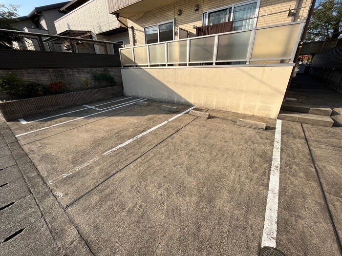 物件外観写真2　(駐車場)