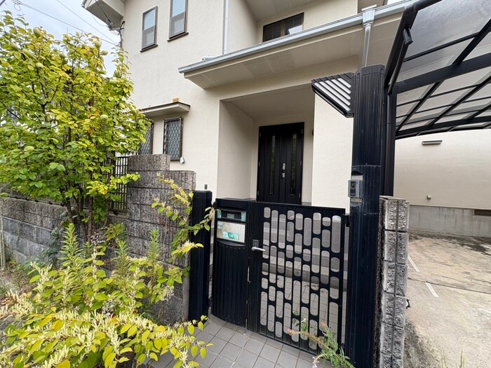 物件外観写真3　(エントランス部分)