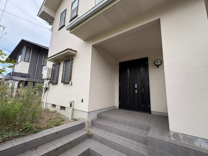 物件外観写真5　(エントランス部分)