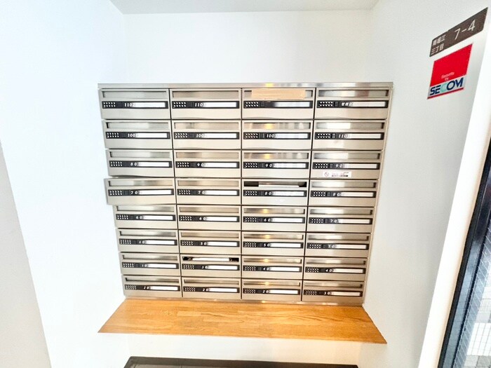 物件外観写真6　(エントランス部分)