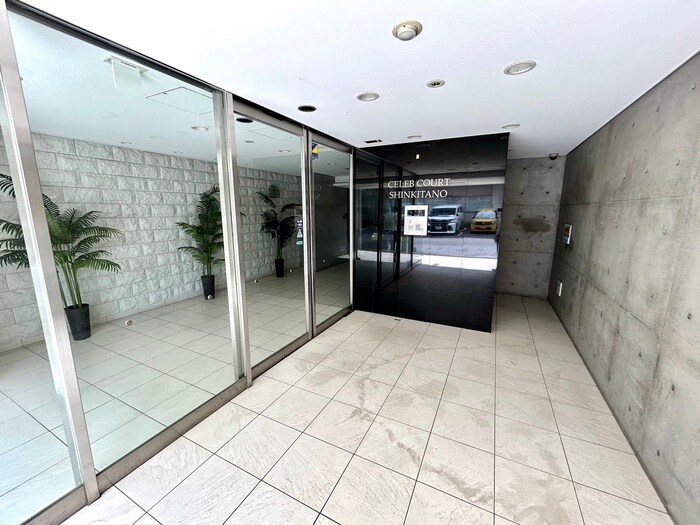 物件外観写真2　(エントランス部分)