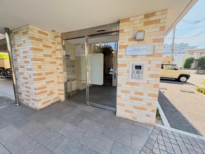 物件外観写真4　(エントランス部分)