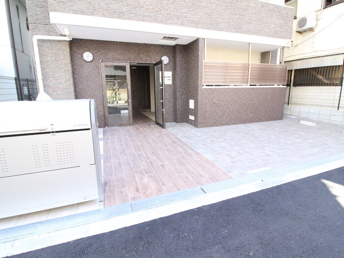 物件外観写真2　(エントランス部分)